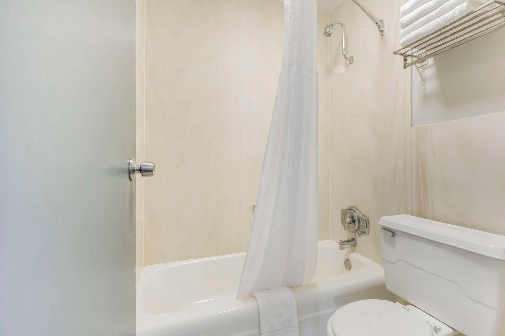 Quality Inn & Suites Санти Экстерьер фото